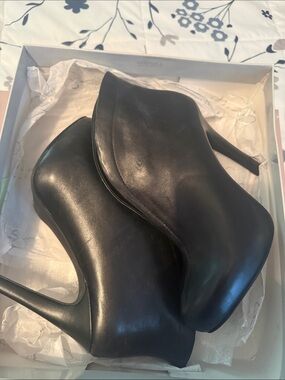 Black Women's Leather High-Heel Ankle Booties size 8